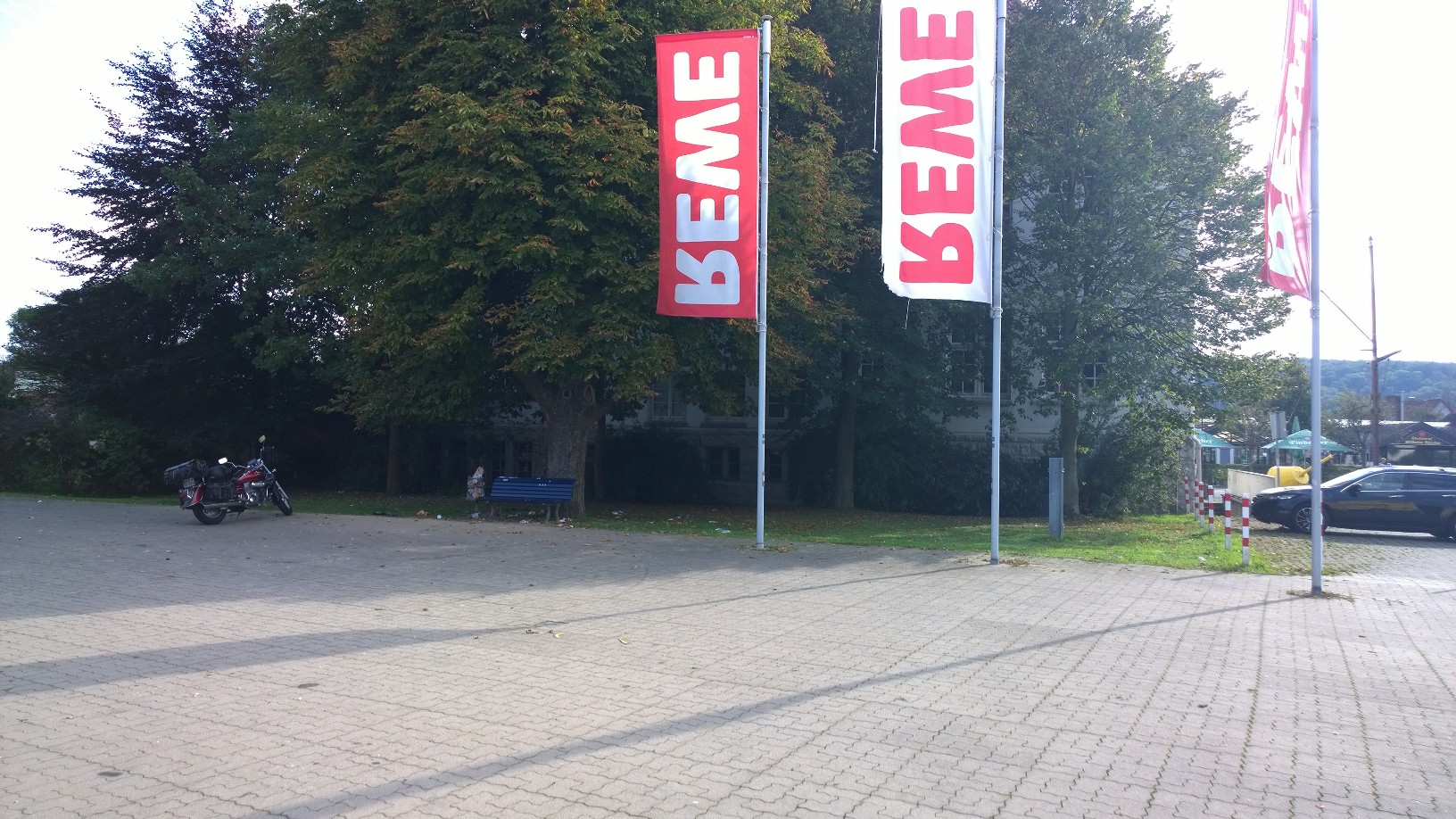 zwischen bürgerhaus und parkplatz